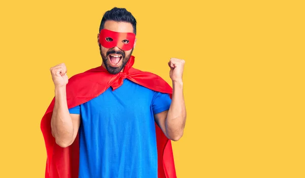 Jovem Hispânico Vestindo Traje Super Herói Gritando Orgulhoso Celebrando Vitória — Fotografia de Stock