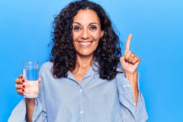 Mujer Hermosa Mediana Edad Sosteniendo Vaso Agua Sonriendo Con Una — Foto de Stock