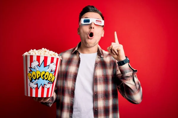 Junge Gutaussehende Kaukasische Mann Mit Filmbrille Und Essen Popcorn Erstaunt — Stockfoto