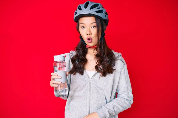 Young Beautiful Chinese Girl Wearing Bike Helmet Holding Water Bottle — Stock Photo, Image