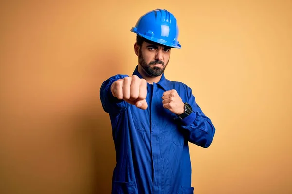 Mechanische Man Met Baard Blauw Uniform Veiligheidshelm Gele Achtergrond Slaan — Stockfoto