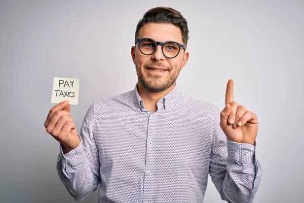 사업가 얼굴로 손가락을 가리키는 아이디어나 질문에 지폐에 세금을 납부하는 — 스톡 사진