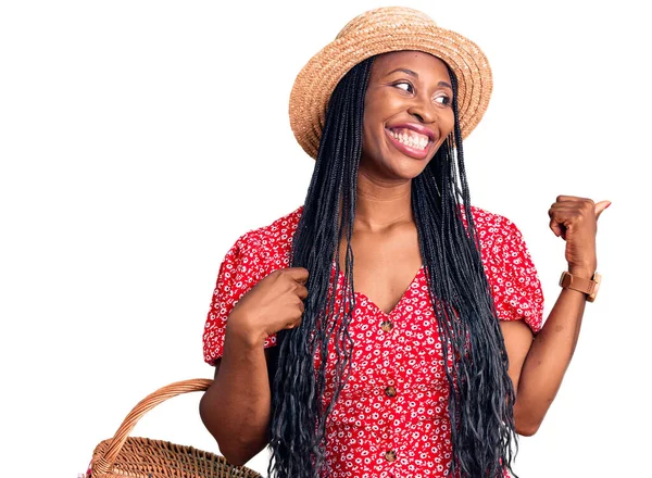 Genç Afro Amerikalı Kadın Yaz Şapkası Takıyor Elinde Piknik Sepeti — Stok fotoğraf