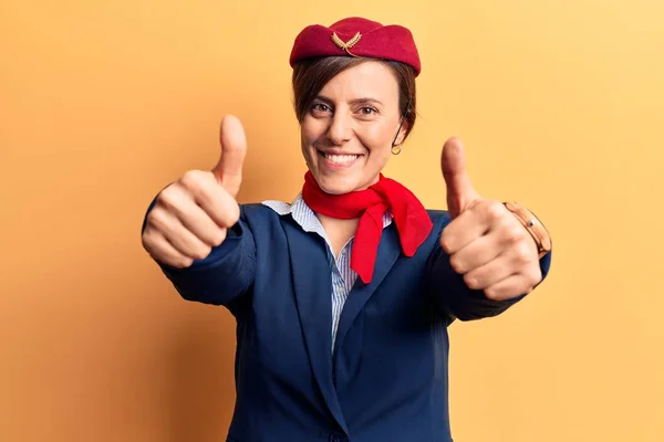 Mujer Hermosa Joven Con Uniforme Azafata Aprobando Hacer Gesto Positivo — Foto de Stock