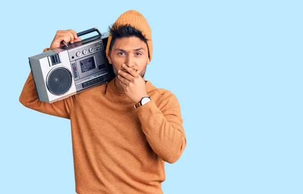 Όμορφος Λατινοαμερικάνος Νεαρός Που Κρατάει Κουτί Ακούγοντας Μουσική Σοκαρισμένος Καλύπτοντας — Φωτογραφία Αρχείου