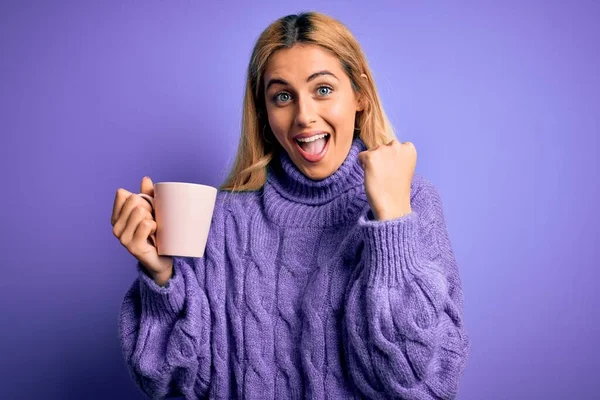 Jovem Bela Mulher Loira Bebendo Xícara Café Sobre Fundo Roxo — Fotografia de Stock