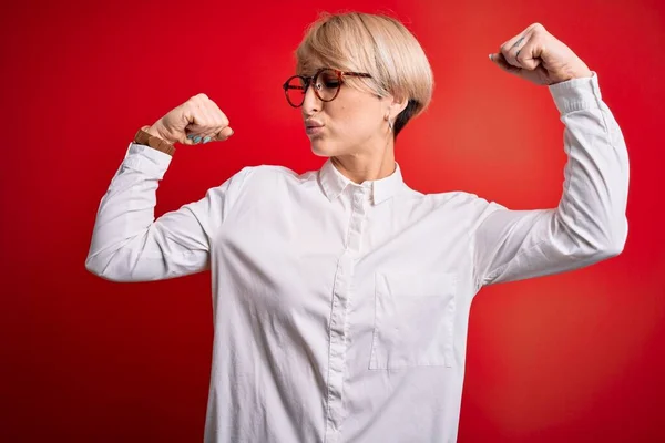 Junge Blonde Geschäftsfrau Mit Kurzen Haaren Die Eine Brille Über — Stockfoto