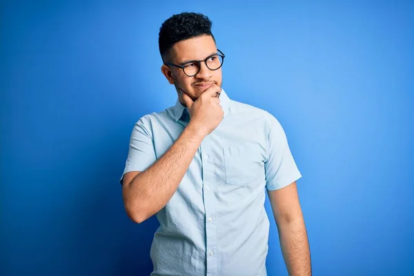 Homem Bonito Jovem Vestindo Camisa Verão Casual Óculos Sobre Fundo — Fotografia de Stock