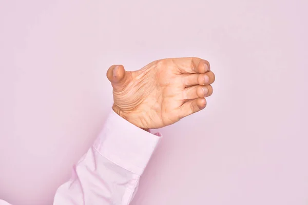 Mano Joven Caucásico Mostrando Los Dedos Sobre Fondo Rosa Aislado —  Fotos de Stock