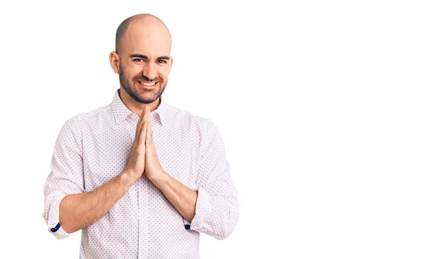 Mladý Pohledný Muž Elegantní Košili Modlí Rukama Dohromady Prosí Odpuštění — Stock fotografie