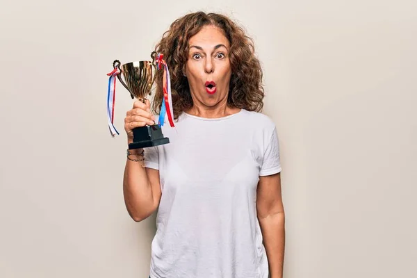 Idade Média Bela Mulher Bem Sucedida Segurando Troféu Para Vitória — Fotografia de Stock