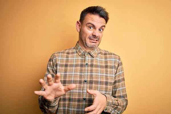 Young Handsome Man Wearing Casual Shirt Standing Isolated Yellow Background — Stock Photo, Image