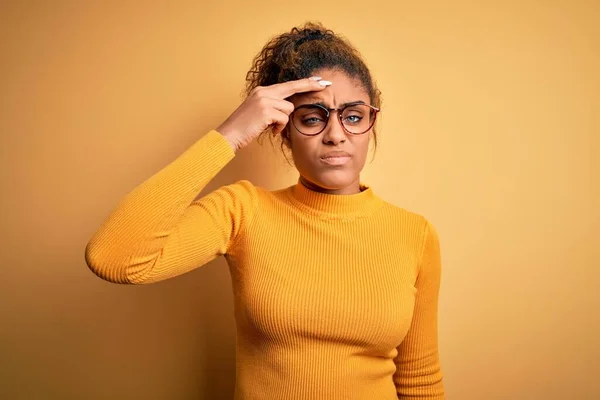 Joven Chica Afroamericana Hermosa Con Suéter Gafas Sobre Fondo Amarillo —  Fotos de Stock