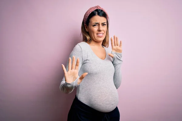 Jonge Mooie Brunette Vrouw Zwanger Verwacht Baby Geïsoleerde Roze Achtergrond — Stockfoto