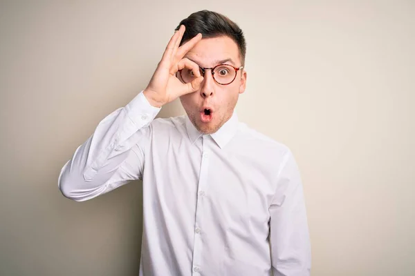 Junge Gut Aussehende Geschäftsleute Mit Brille Und Elegantem Hemd Vor — Stockfoto