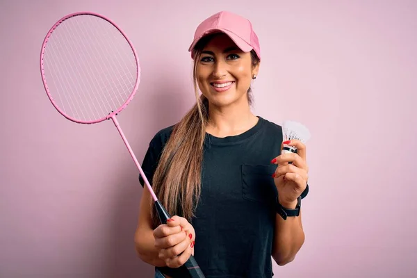 Jong Mooi Brunette Sportvrouw Dragen Pet Spelen Badminton Holding Racket — Stockfoto