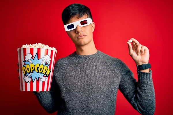 Junger Gutaussehender Mann Der Sich Einen Film Über Popcornessen Auf — Stockfoto