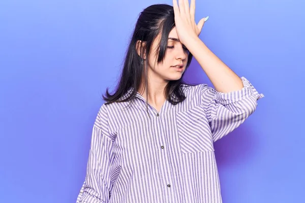 Jong Mooi Meisje Draagt Casual Gestreept Shirt Verrast Met Hand — Stockfoto