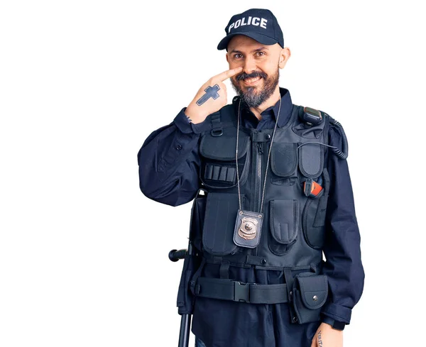 Joven Hombre Guapo Con Uniforme Policía Señalando Con Dedo Mano — Foto de Stock