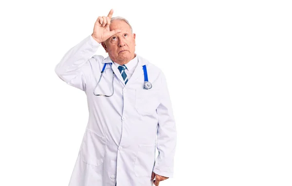 Senior Guapo Hombre Pelo Gris Con Abrigo Médico Estetoscopio Burlándose — Foto de Stock