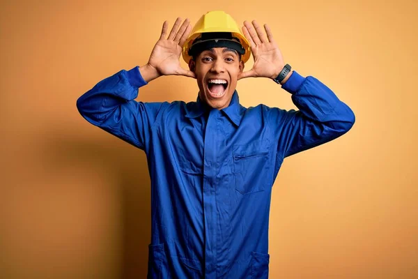 Jonge Knappe Afro Amerikaanse Arbeider Blauw Uniform Veiligheidshelm Lachend Vrolijk — Stockfoto