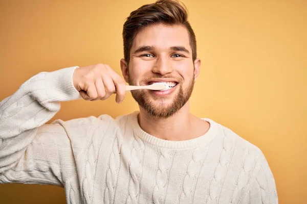 Jonge Knappe Blanke Man Poetst Zijn Tanden Met Behulp Van — Stockfoto