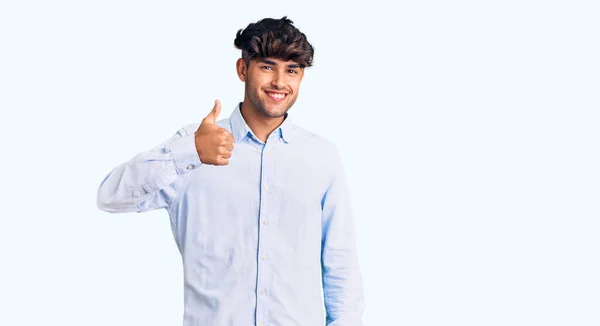 Joven Hombre Hispano Con Camisa Casual Haciendo Gesto Pulgares Felices —  Fotos de Stock