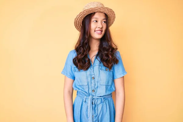 Menina Chinesa Bonita Nova Usando Chapéu Verão Olhando Para Lado — Fotografia de Stock