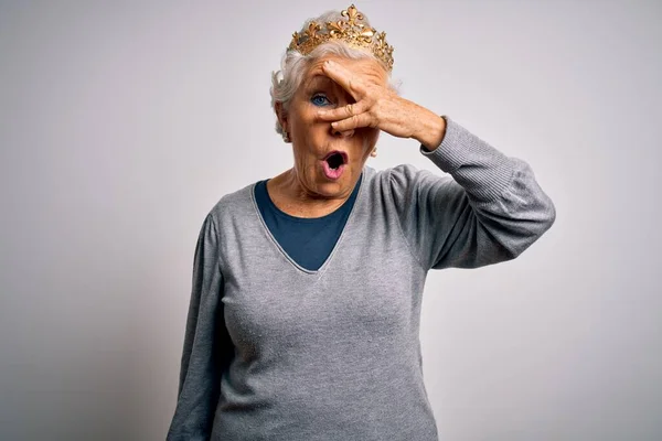 Ältere Schöne Grauhaarige Frau Mit Goldener Königskrone Auf Weißem Hintergrund — Stockfoto