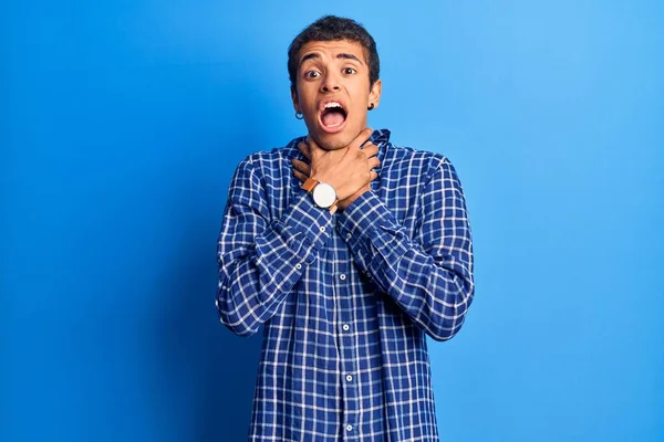 Young African Amercian Man Wearing Casual Clothes Shouting Suffocate Because — Stock Photo, Image