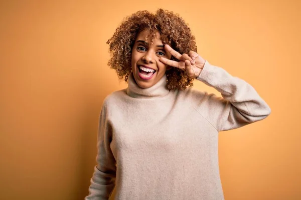 Jovem Bela Mulher Afro Americana Vestindo Camisola Gola Alta Sobre — Fotografia de Stock