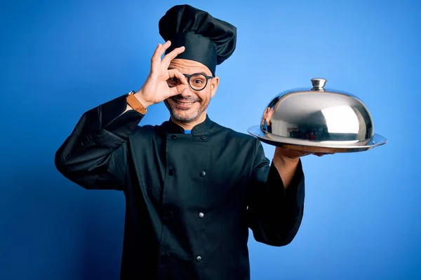 Jovem Bonito Chef Homem Vestindo Uniforme Chapéu Segurando Garçom Bandeja — Fotografia de Stock