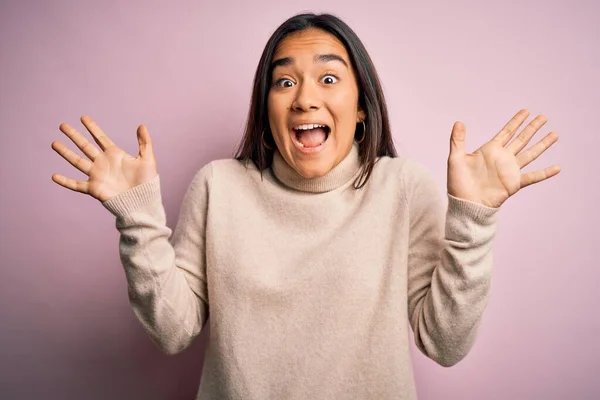 Junge Schöne Asiatische Frau Lässigem Rollkragenpullover Über Rosa Hintergrund Feiert — Stockfoto