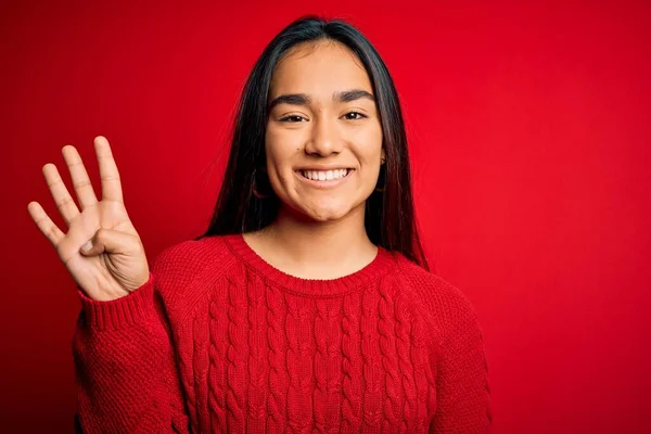 Jonge Mooie Aziatische Vrouw Dragen Casual Trui Staan Geïsoleerde Rode — Stockfoto