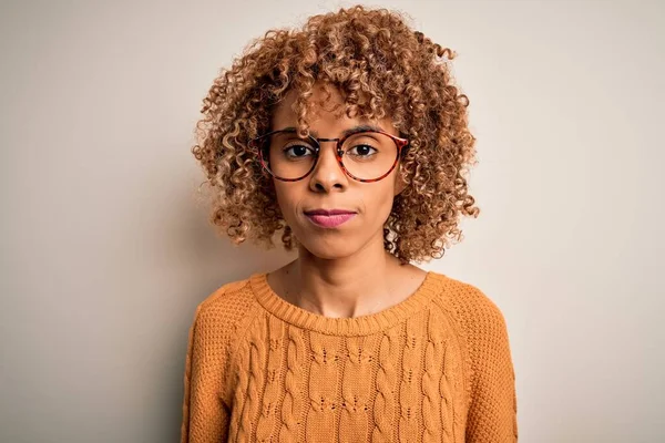 Junge Afroamerikanerin Lässigem Pullover Und Brille Vor Weißem Hintergrund Mit — Stockfoto