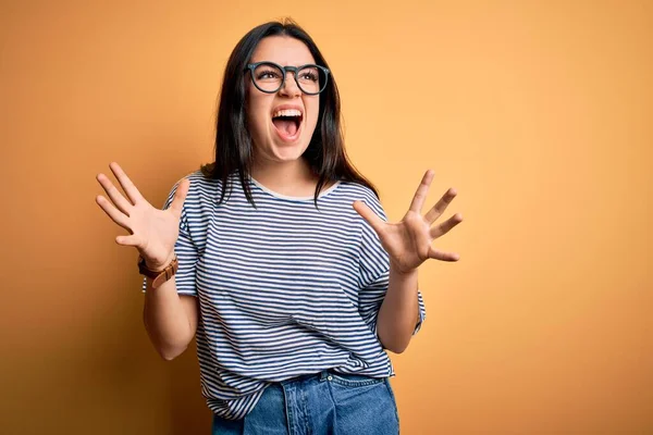 Mujer Morena Joven Con Gafas Camiseta Azul Marino Sobre Fondo —  Fotos de Stock