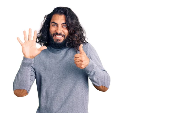 Jovem Árabe Homem Vestindo Roupas Casuais Mostrando Apontando Para Cima — Fotografia de Stock