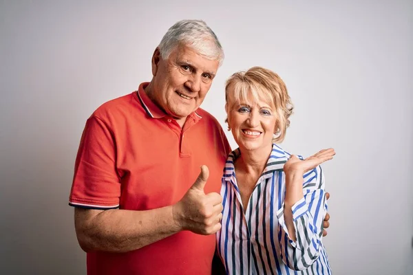 Senior Beau Couple Debout Ensemble Sur Fond Blanc Isolé Montrant — Photo