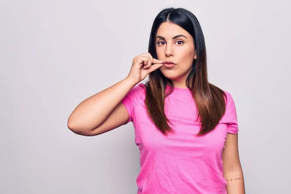 Joven Mujer Morena Hermosa Usando Casual Camiseta Rosa Pie Sobre —  Fotos de Stock