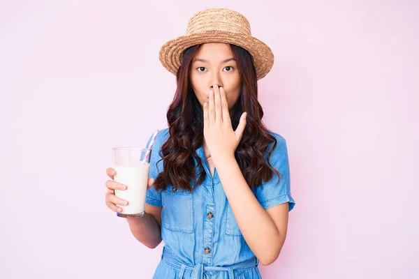 Jong Mooi Chinees Meisje Dragen Zomer Hoed Met Glas Melk — Stockfoto