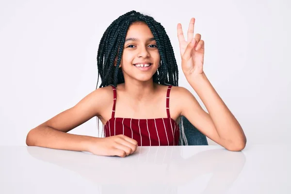 Junge Afrikanisch Amerikanische Mädchen Mit Zöpfen Lässiger Kleidung Sitzen Auf — Stockfoto