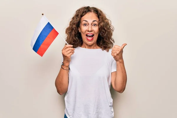 Mittelalter Schöne Touristin Mit Russischer Flagge Über Isoliertem Weißem Hintergrund — Stockfoto