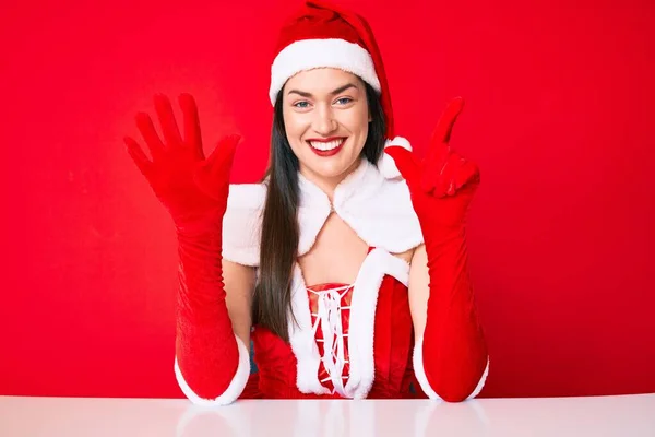 Jovem Mulher Caucasiana Vestindo Traje Santa Claus Mostrando Apontando Com — Fotografia de Stock