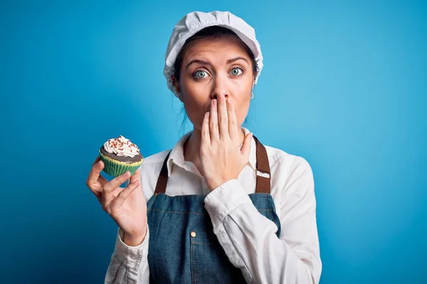 Mavi Gözlü Genç Fırıncı Kadın Elinde Önlükle Çikolatalı Kek Kapaklı — Stok fotoğraf