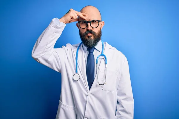 Guapo Calvo Doctor Hombre Con Barba Usando Gafas Estetoscopio Sobre — Foto de Stock