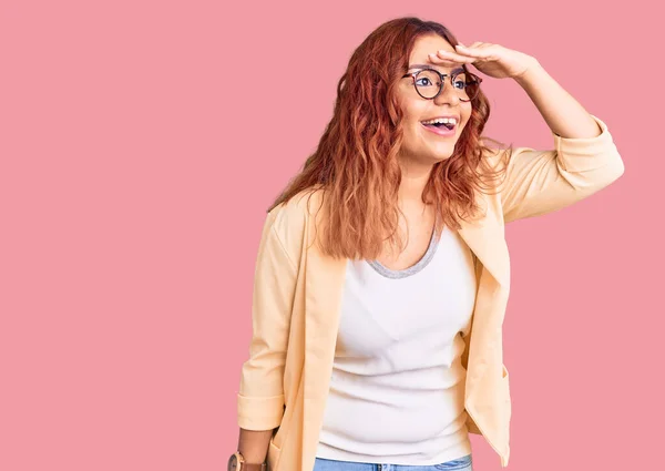 Jonge Latijnse Vrouw Met Zakelijke Kleding Erg Blij Glimlachend Ver — Stockfoto