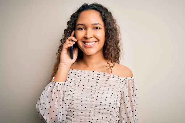 Ung Vacker Kvinna Med Lockigt Hår Har Konversation Talar Smartphone — Stockfoto