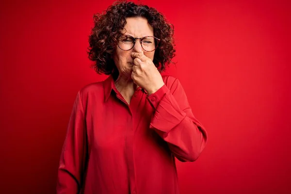 Middelbare Leeftijd Mooie Krullend Haar Vrouw Dragen Casual Shirt Bril — Stockfoto