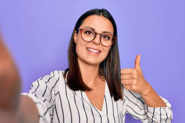 Jong Mooi Brunette Vrouw Dragen Gestreept Shirt Bril Maken Selfie — Stockfoto