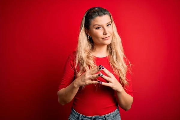 Young Beautiful Blonde Woman Wearing Casual Shirt Standing Isolated Red — Stock Photo, Image